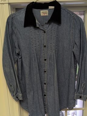 Maternity Denim Button-Up Shirt with Black Velvet Like Collar And Pleated Front
